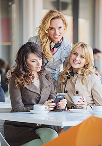 三位漂亮的女士喝咖啡图片