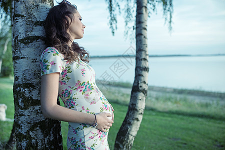 阿多巴怀孕的女士摸着她的肚子图片