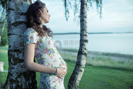 阿多巴怀孕的女士摸着她的肚子图片