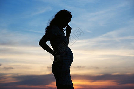 轻孕妇的剪影图片