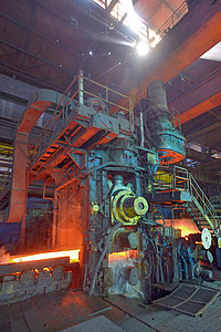 钢厂内部输送机上的热钢图片