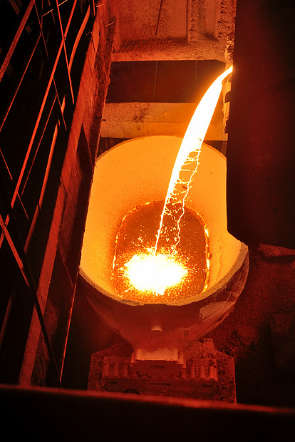 熔化的金属钢包里倒出来