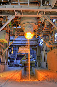 钢厂内部液态金属的浇注图片