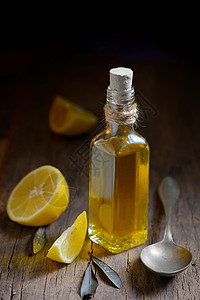 用橄榄油柠檬水果木桌上解图片