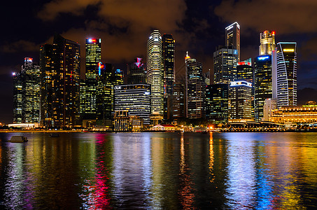 俯瞰新加坡市中心的夜景图片