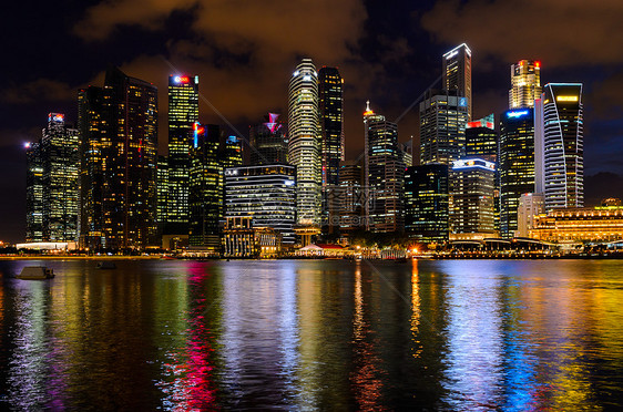 俯瞰新加坡市中心的夜景图片