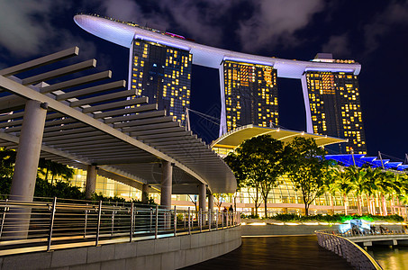 俯瞰新加坡市中心的夜景图片