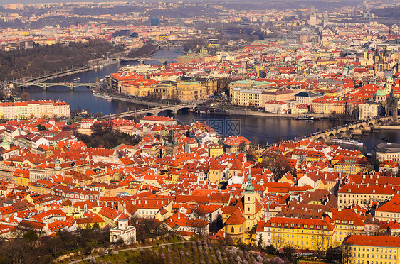 俯瞰查尔斯桥布拉格老城的全景,捷克共国图片