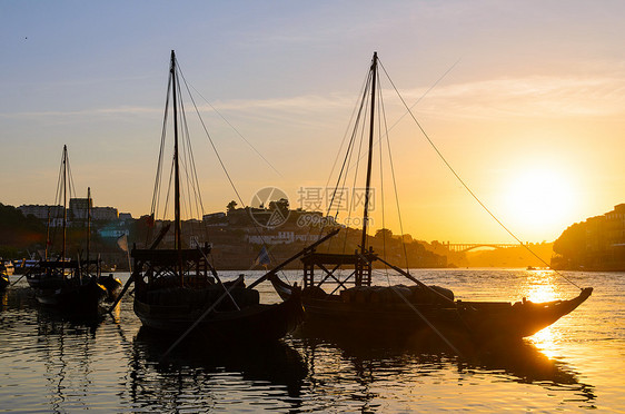 葡萄牙波尔图传统船只杜洛河的日落景色图片