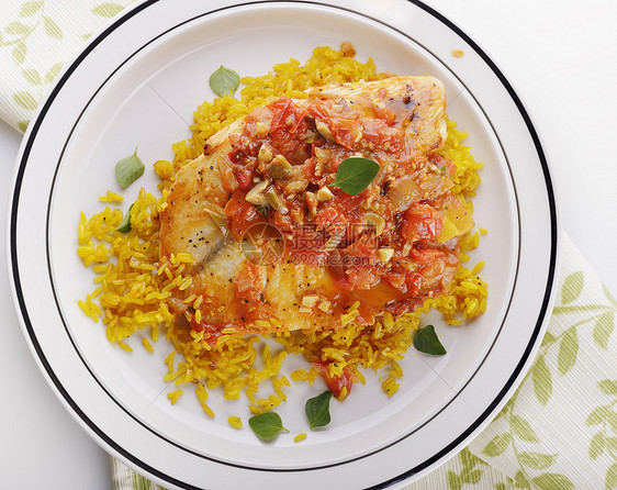 罗非鱼片与黄色大米蔬菜图片