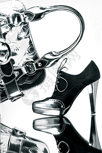 花哨的黑色银色鞋,反光镜表个银袋,比度很高图片