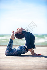 女人海边练瑜伽,晴天背景图片