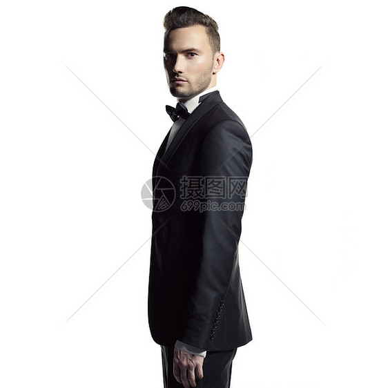 穿着优雅黑色西装的英俊时尚男人的肖像图片