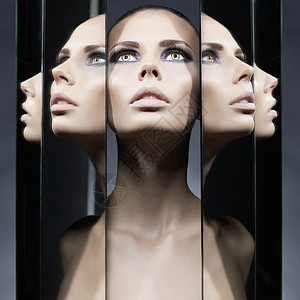 时尚工作室肖像的女人镜子黑色背景图片