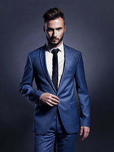 穿着优雅蓝色西装的英俊时尚男人的肖像图片