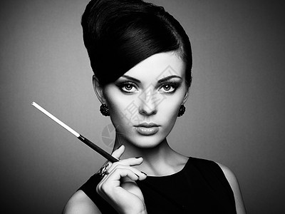 美丽的感女人的肖像,优雅的发型香烟完美妆容的女人时尚照片黑白照片图片