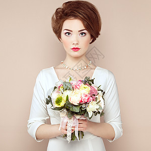 手里着花的女人鲜花春天新娘三月八日时尚照片背景图片