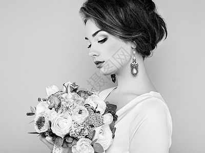 手里着花的女人鲜花春天新娘三月八日时尚照片黑白相间图片