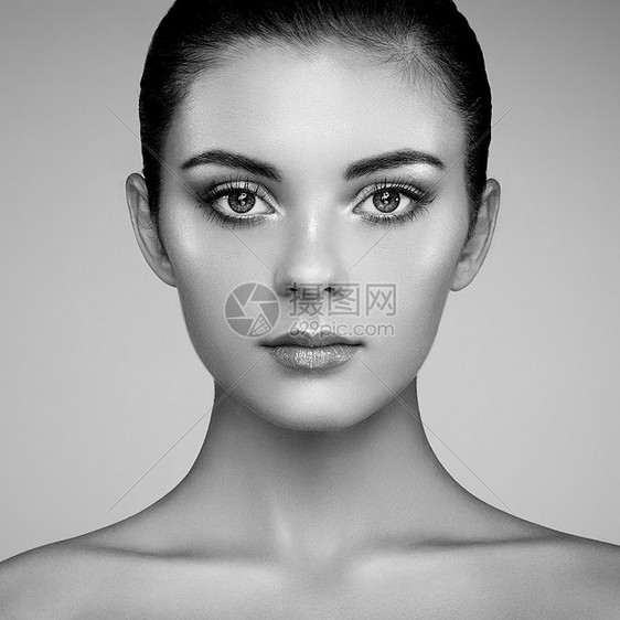 漂亮的女人脸完美的妆容美容时尚睫毛化妆品眼影突出黑白相间图片