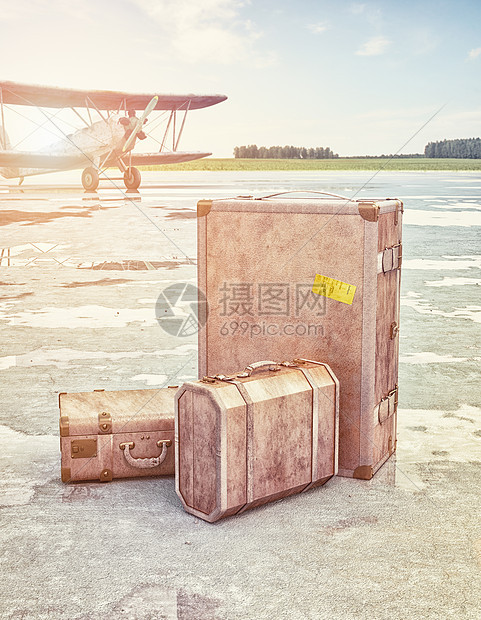 老式手提箱复古飞机跑道上三维图片