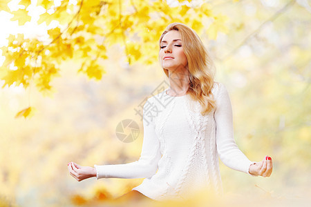 秋天瑜伽秋天公园里瑜伽练的漂亮女人图片