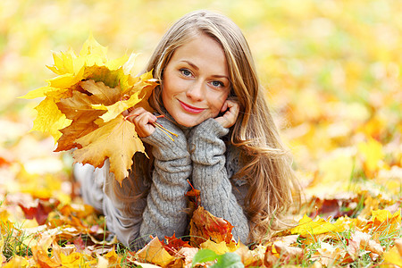 轻的女人躺秋天公园的地上秋天公园的女人图片