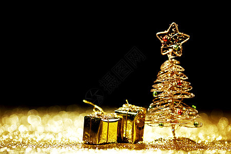 美丽的金色装饰诞树金色闪光背景上的礼物图片