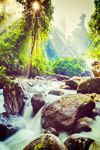 复古效果过滤时尚风格的形象热带瀑布金边,柬埔寨图片