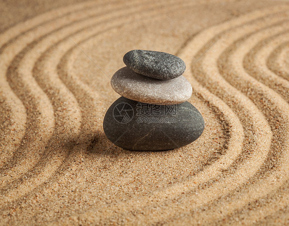 日本禅宗石园放松,冥想,简单平衡的鹅卵石耙沙平静的场景图片