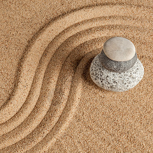 日本禅宗石园放松,冥想,简单平衡的鹅卵石耙沙平静的场景背景图片