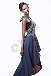穿着蓝色创意连衣裙的美丽黑人女人的全长照片背景图片