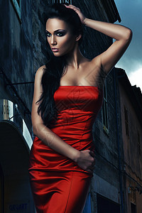 夜城里穿着红色连衣裙的感女人图片