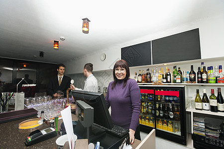 酒吧柜台经理酒保的女收银员肖像图片