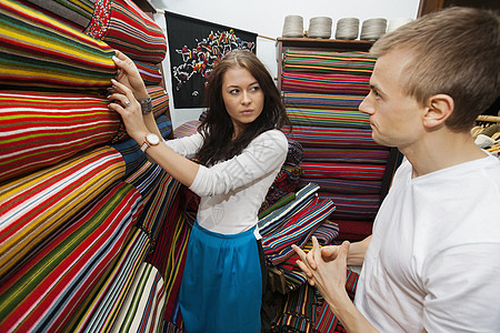 女销售员协助男子纺店图片