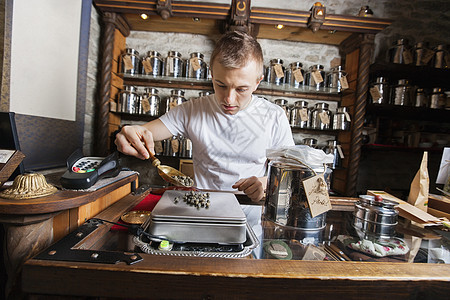 茶店体重秤上的男主测量成分图片