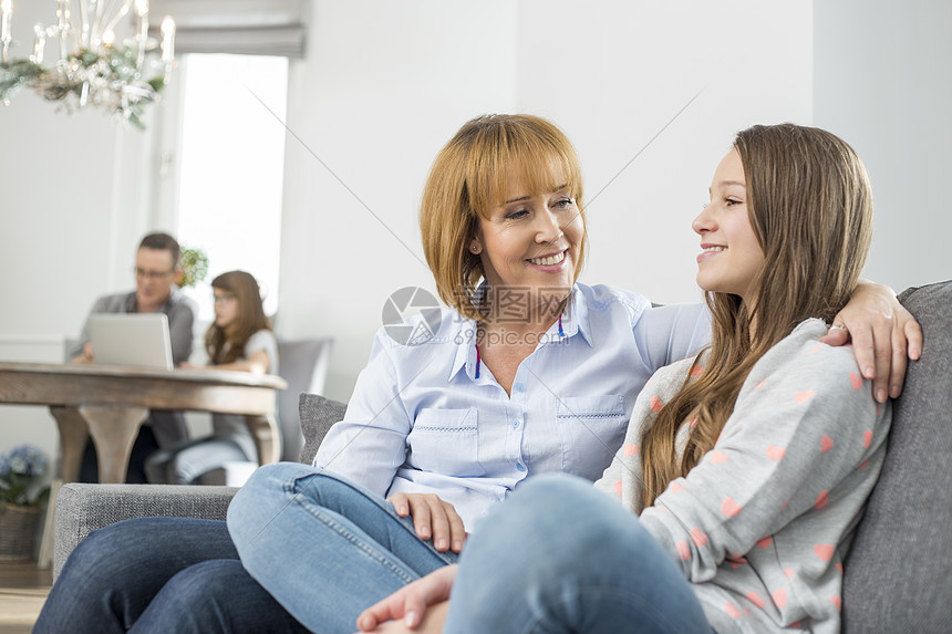 深情的母亲女儿坐沙发上 背景家人高清图片下载 正版图片 摄图网