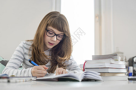 十几岁的女孩家里的桌子上作业图片