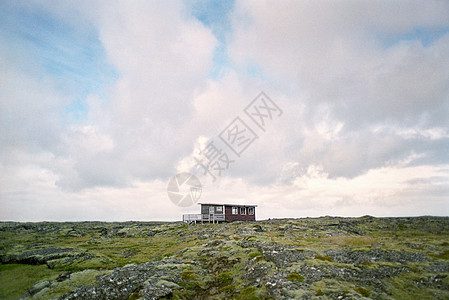 崎岖景观中的小屋图片