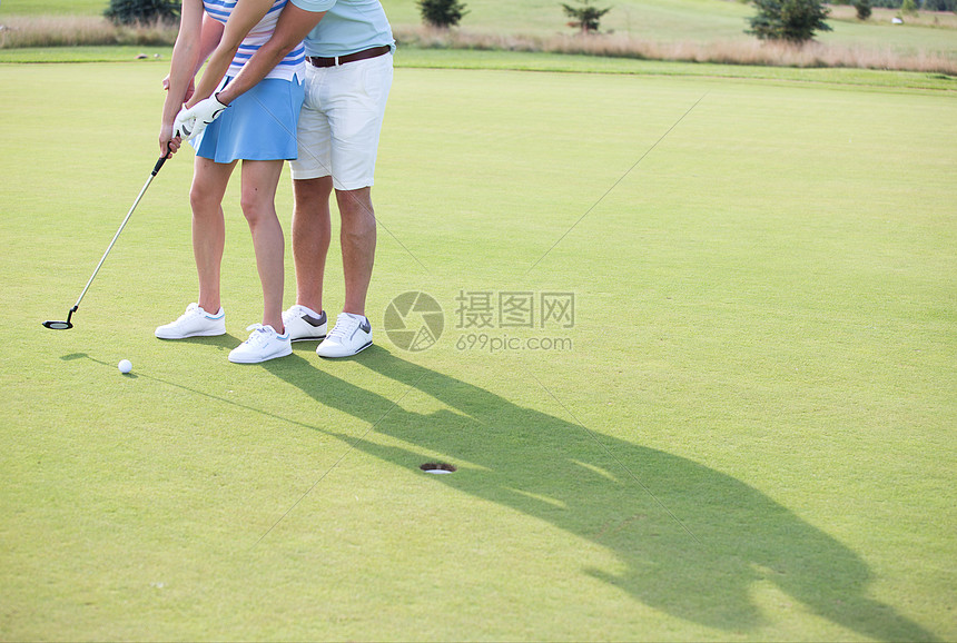 低段夫妇打高尔夫球图片
