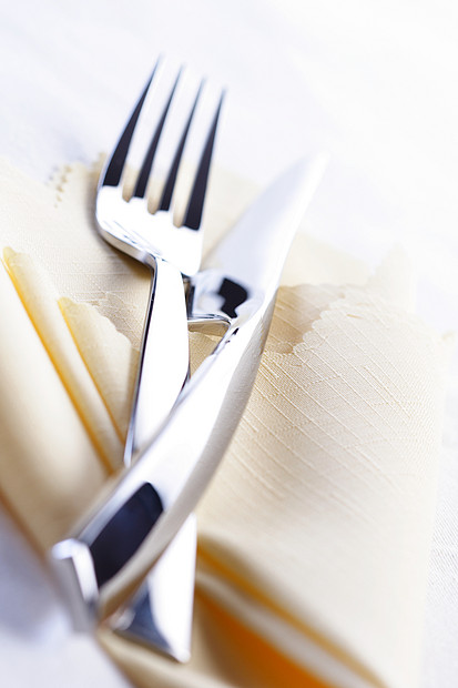 叉子刀的特写躺布上