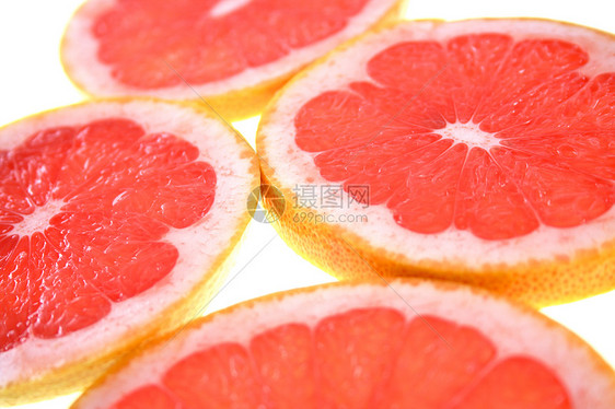 白底葡萄柚切片的特写图片