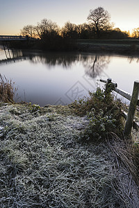 冬季日出景观河流田野上覆盖着霜冻图片