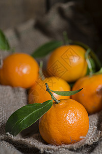 用旧木箱黑森麻袋乡村环境中的茎上的橘子图片