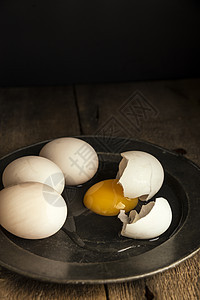 新鲜鸭蛋穆迪复古风格的自然照明图片