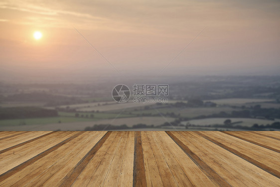 英国乡村景观夏末下午与木制木板地板图片