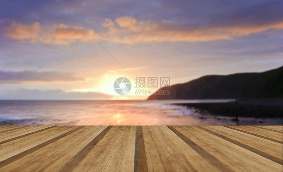 日出的潮水与岩石前景悬崖与木制木板地板图片