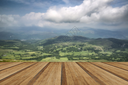 卡代尔伊德里斯山向北看乡村景观卡戴伊德里斯向北看,田野乡村景观与木制木板地板上朝多盖劳图片