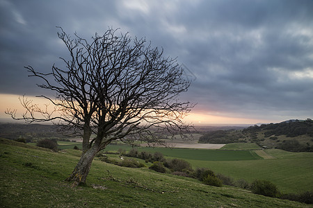 令人惊叹的春天日出英国乡村景观悬崖上图片