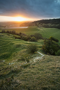 令人惊叹的春天日出英国乡村景观悬崖上图片