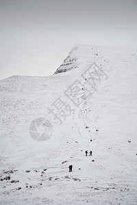 令人惊叹的景观景观顶部的深雪覆盖的山脉冬季云层倒置图片